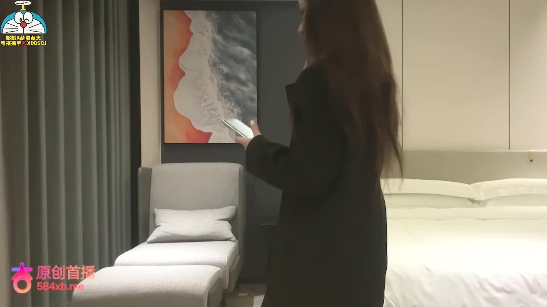 毕业正在实习的女大身材丰满皮肤白皙尤其是精致的小脚封面图