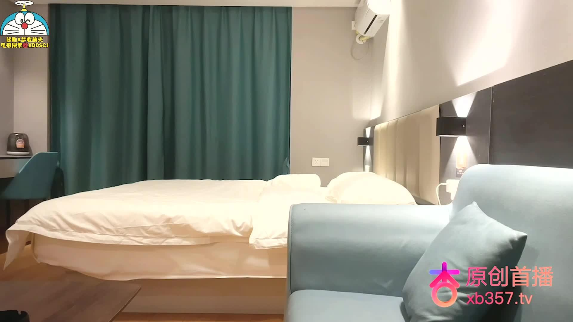 大一新生大长腿翘起屁股后入封面图