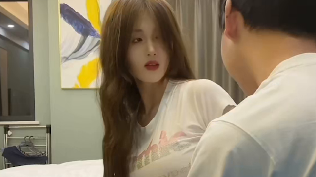 活泼可爱肤白貌美大长腿的妹子封面图