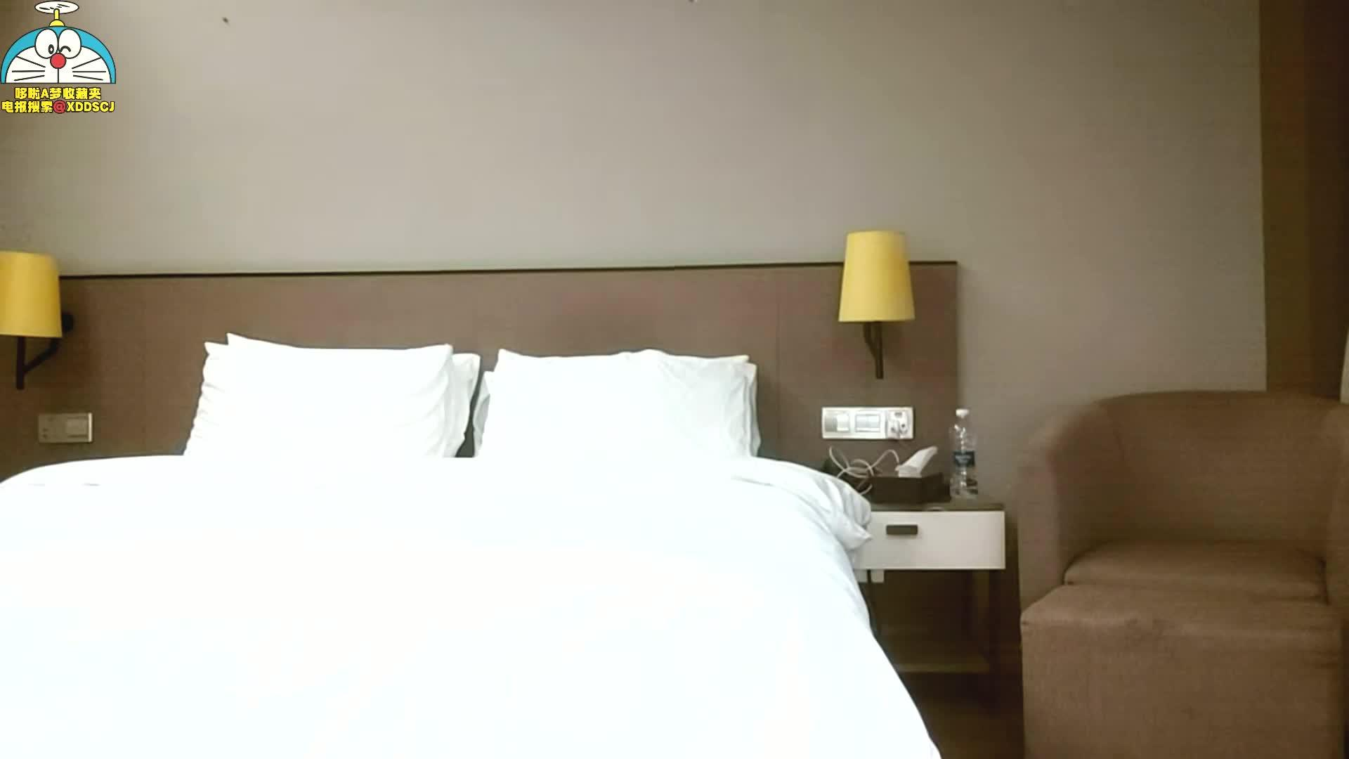 超嫩兼职妹妹镜头前大屌深喉封面图