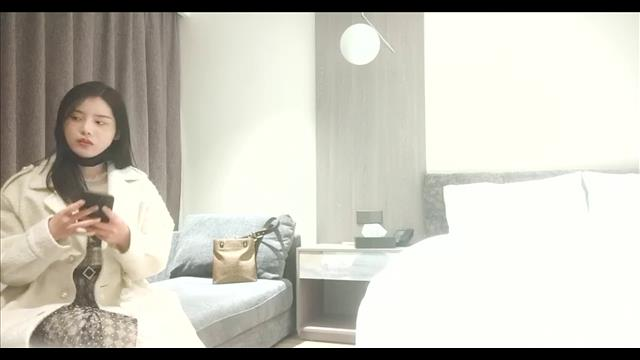 外围女神美腿长裙坐身上揉胸封面图