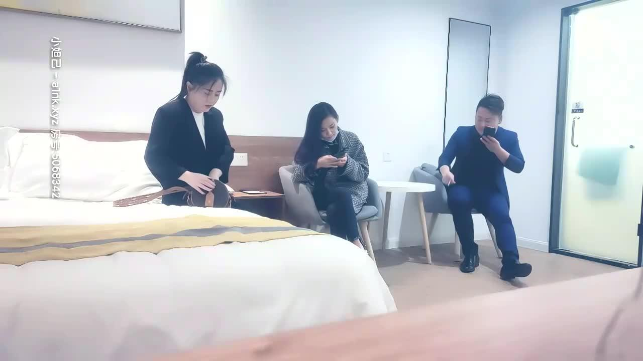一次搞俩左拥右抱一起舔弄翘起屁股轮着操精彩刺激封面图