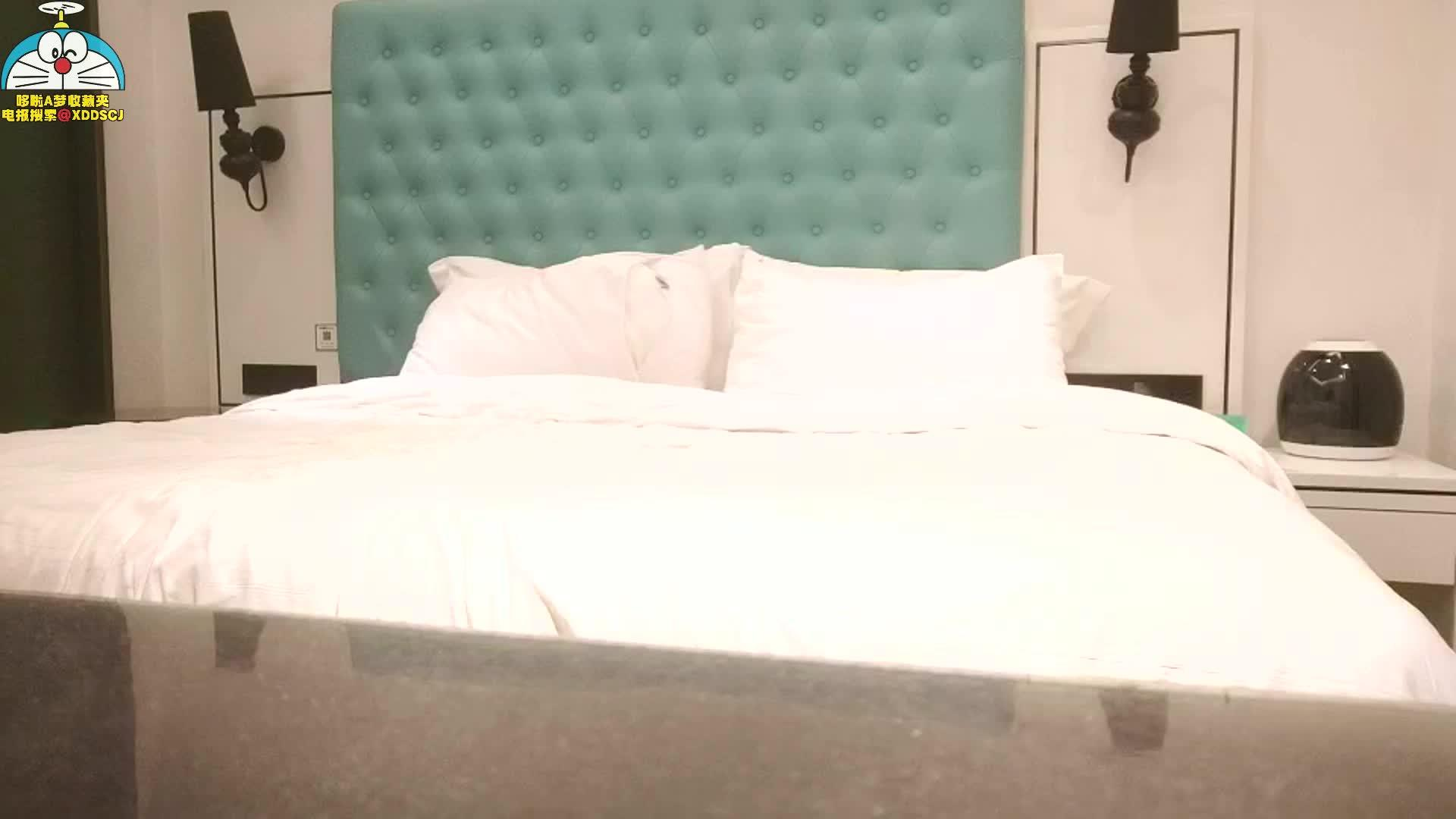 网红外围女神爆乳美腿黑丝封面图