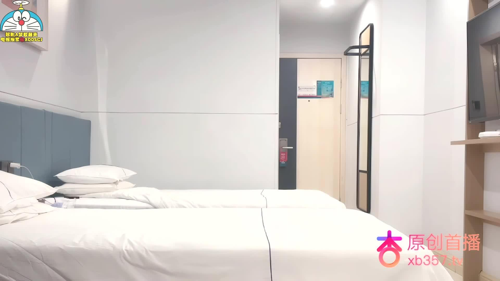 肤白貌美声音温柔的学生妹前凸后翘拉着双手后入封面图