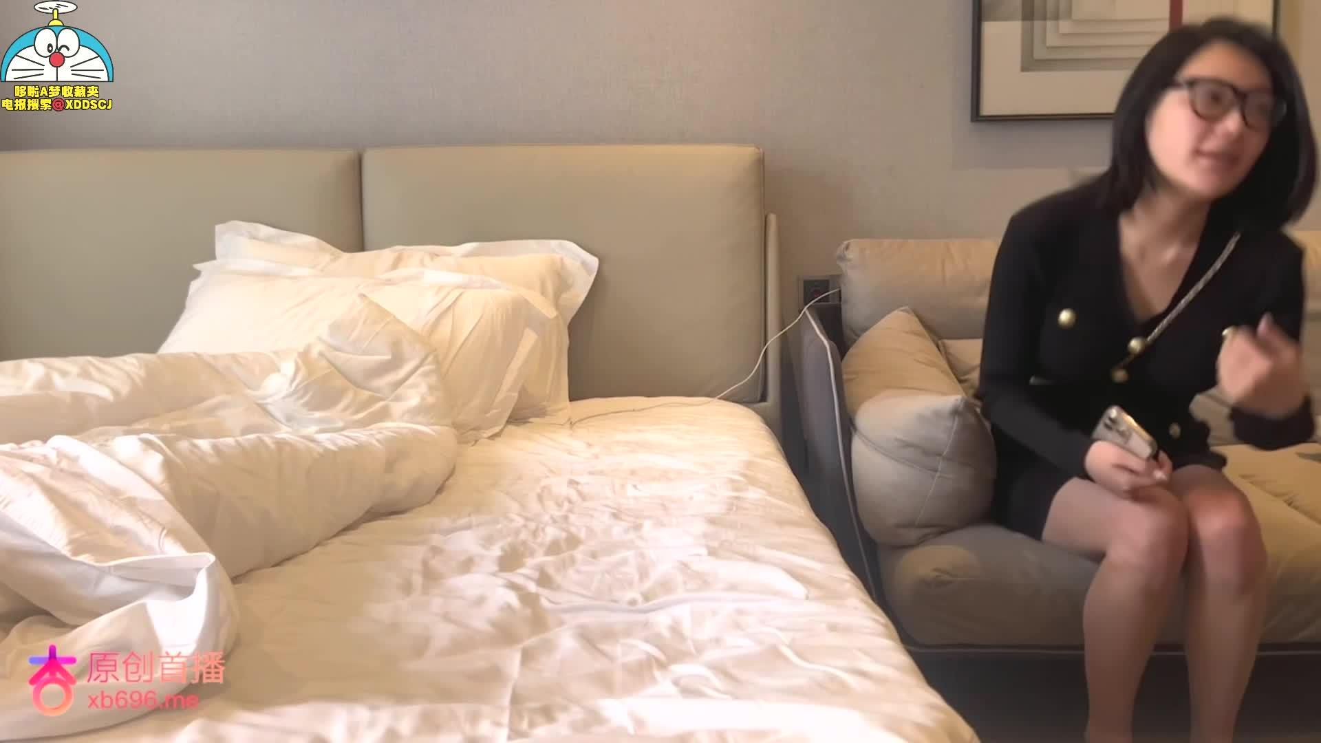 穿着时尚贵气的人妻高挑身材前凸后翘封面图