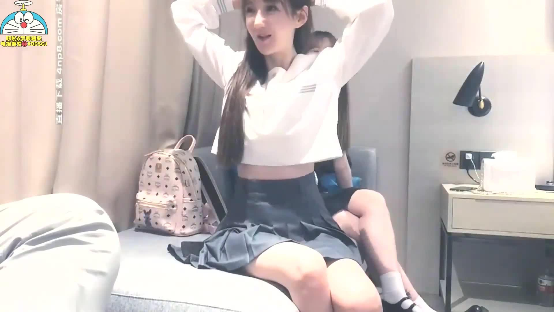 约了两个萝莉萌妹双飞女仆JK装封面图