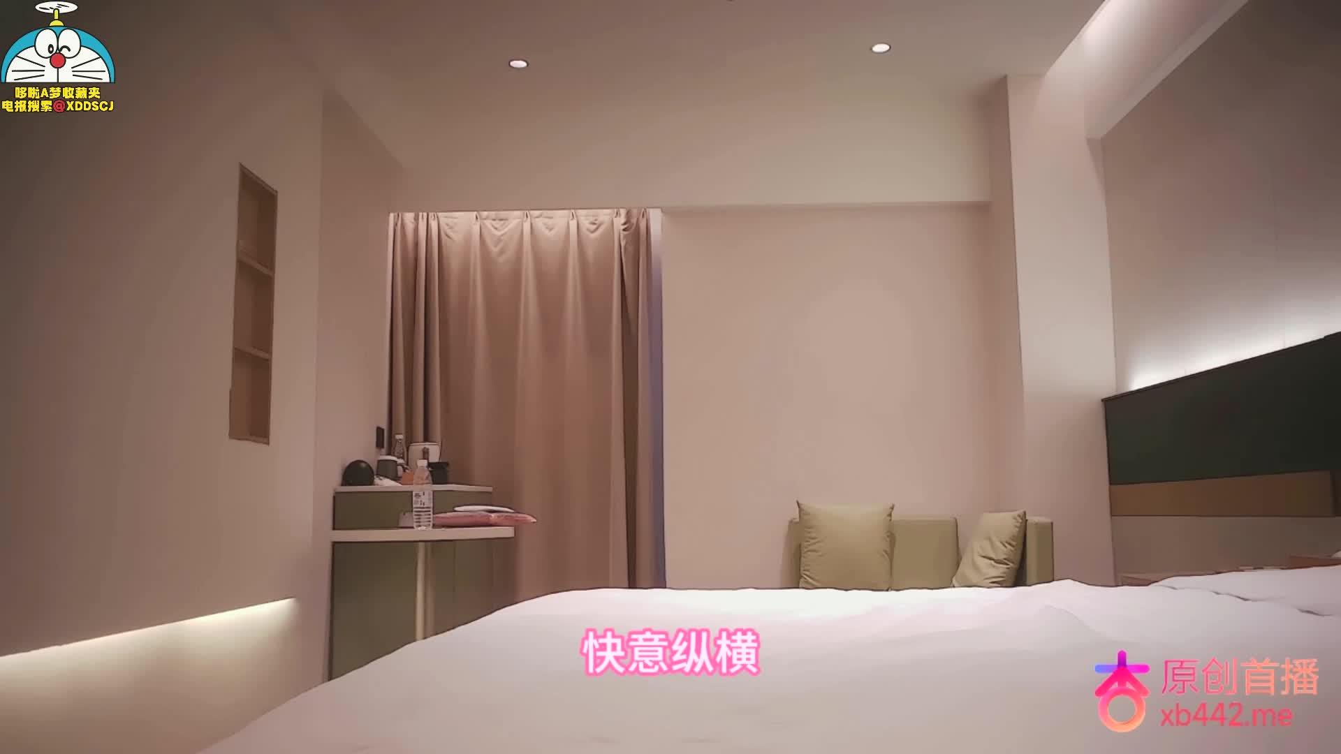 放假兼职的大学学妹带了身女仆装让她穿上玩儿封面图