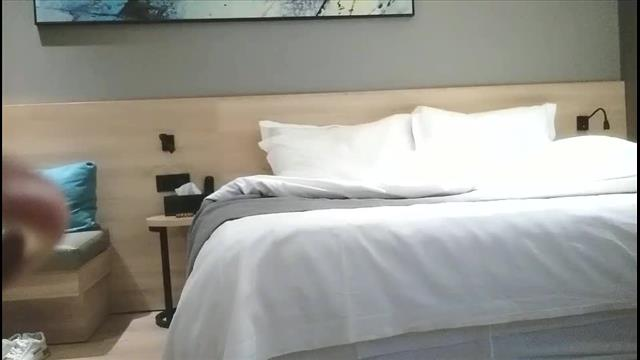 很漂亮小姐姐扎个丸子头清纯校园风封面图