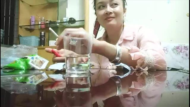 两个熟女3P激情掰穴舔逼口交舔屌封面图