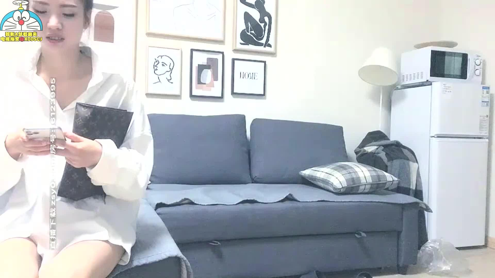 牛仔短裤妹子穿上黑丝撕开裆部沙发口交舔逼封面图