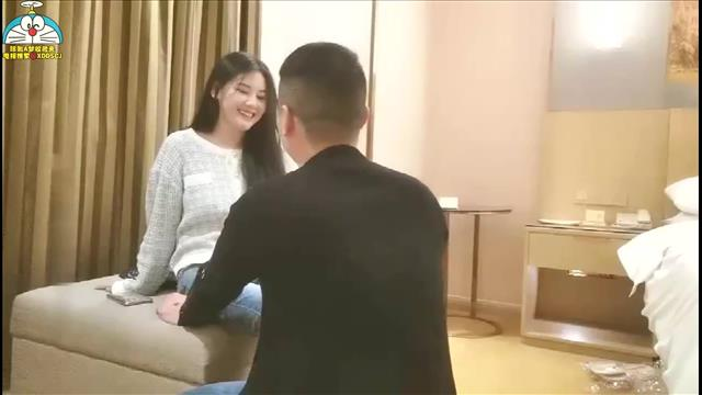 外围妹撩起衣服舔奶浴室揉奶封面图