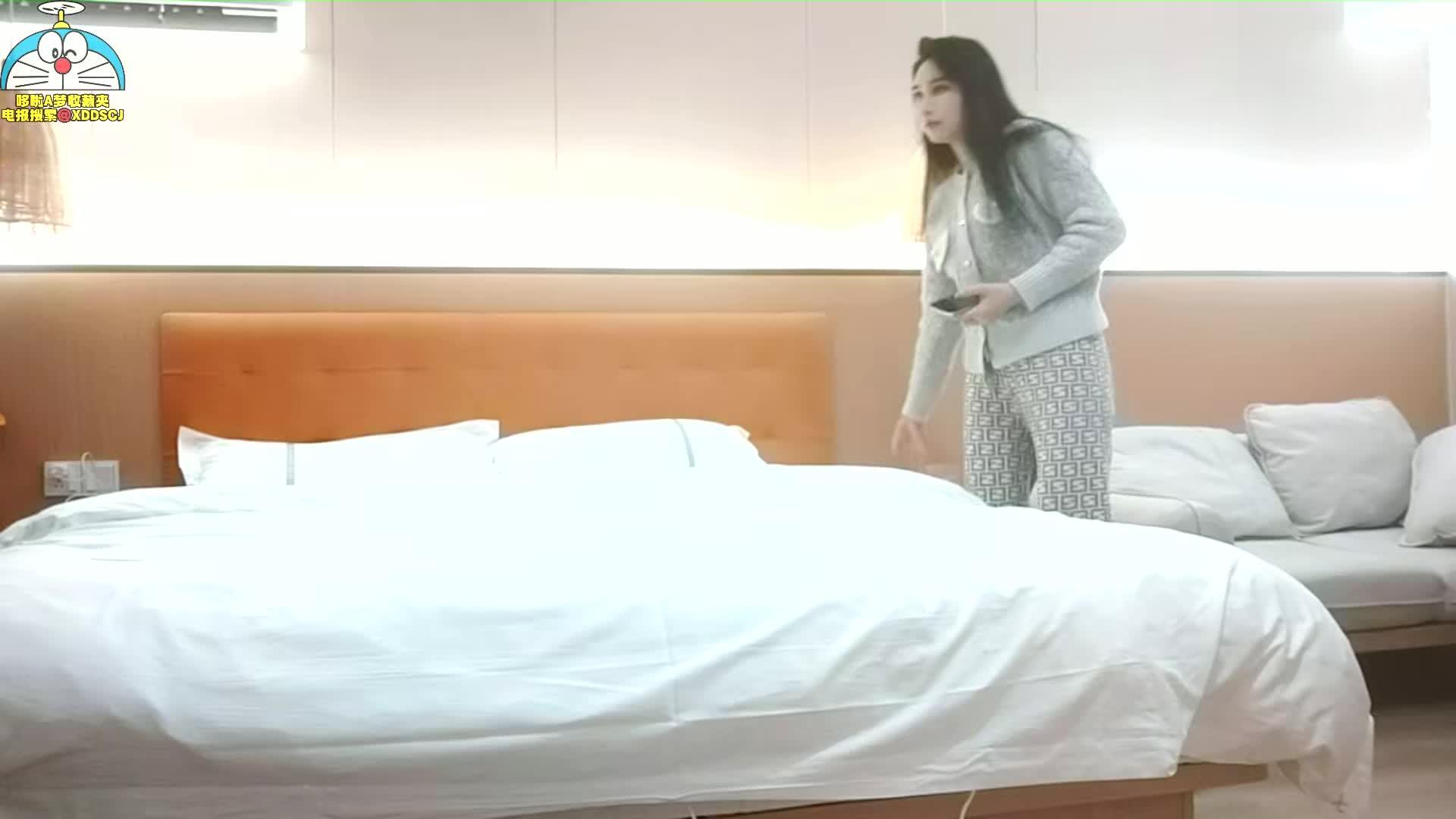 爆乳外围小姐姐扒掉衣服揉搓骚穴封面图