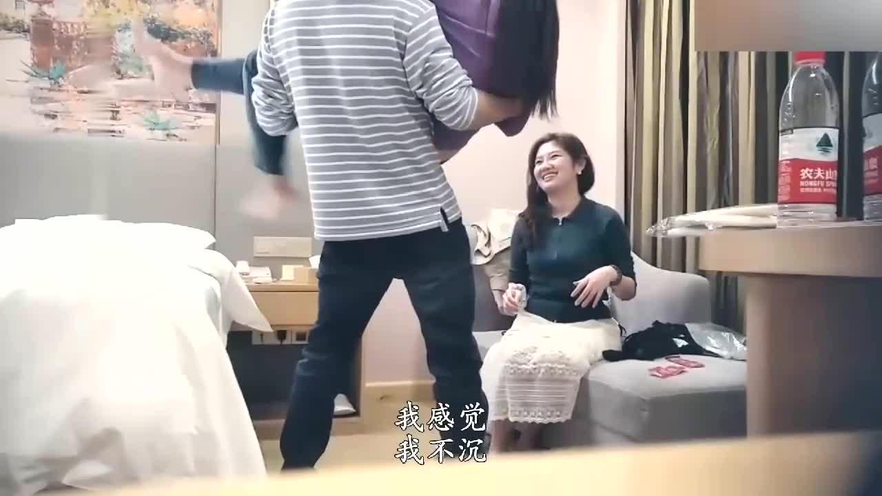 美容院白虎妹和闺蜜美容院前台兼职外围双飞封面图