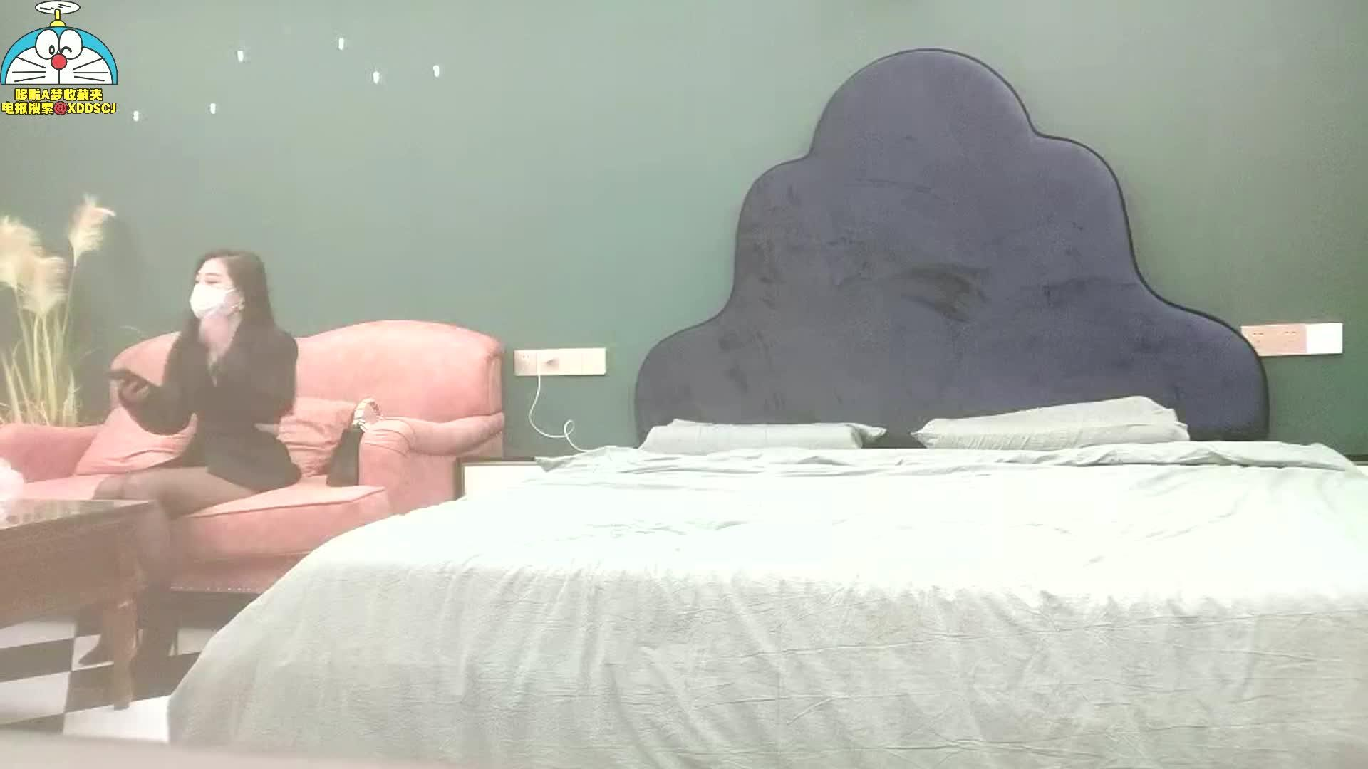 高端美腿御姐搂着小腰舌吻调情封面图