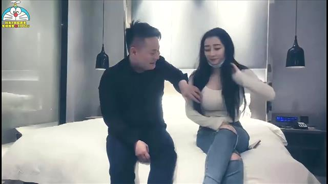 大圈外围明星脸配上一对大胸封面图