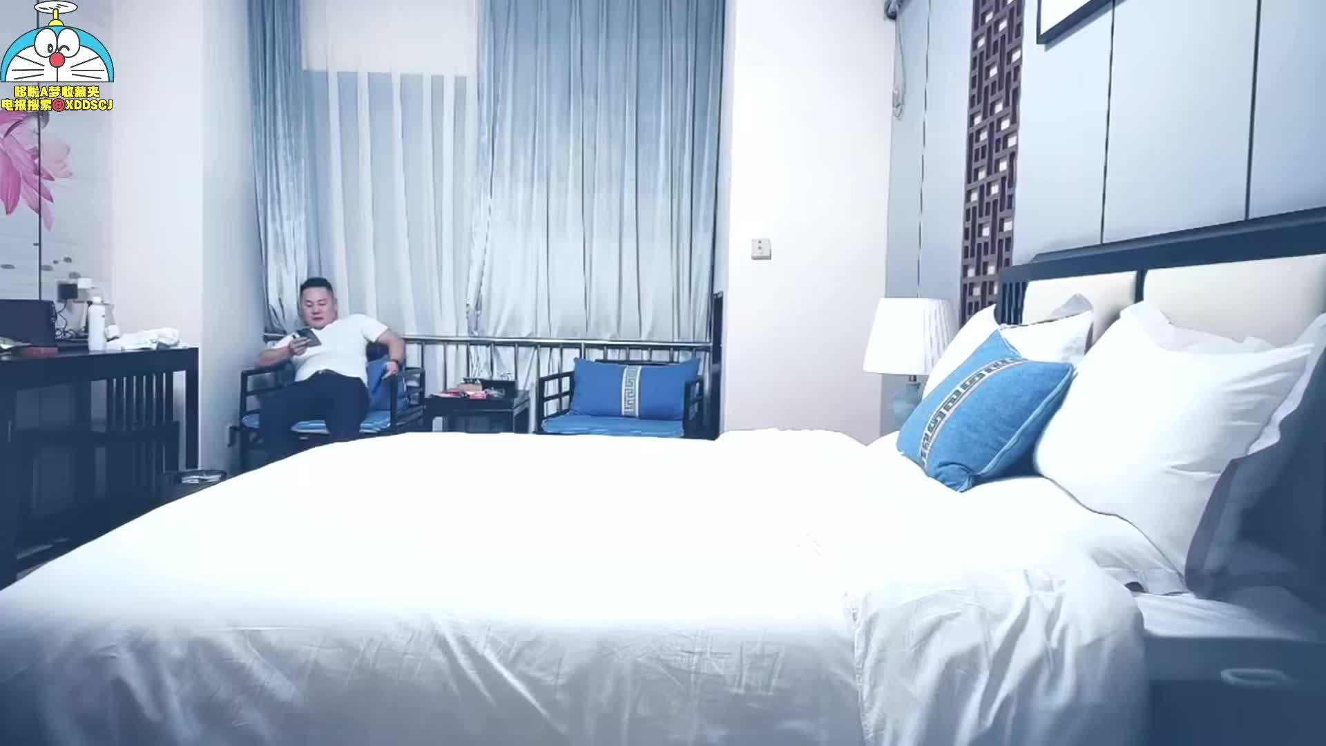 身材苗条穿上情趣连体黑丝骚穴舔的求操封面图