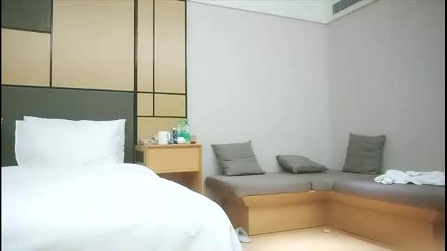 网红妹子吊带装黑丝袜封面图