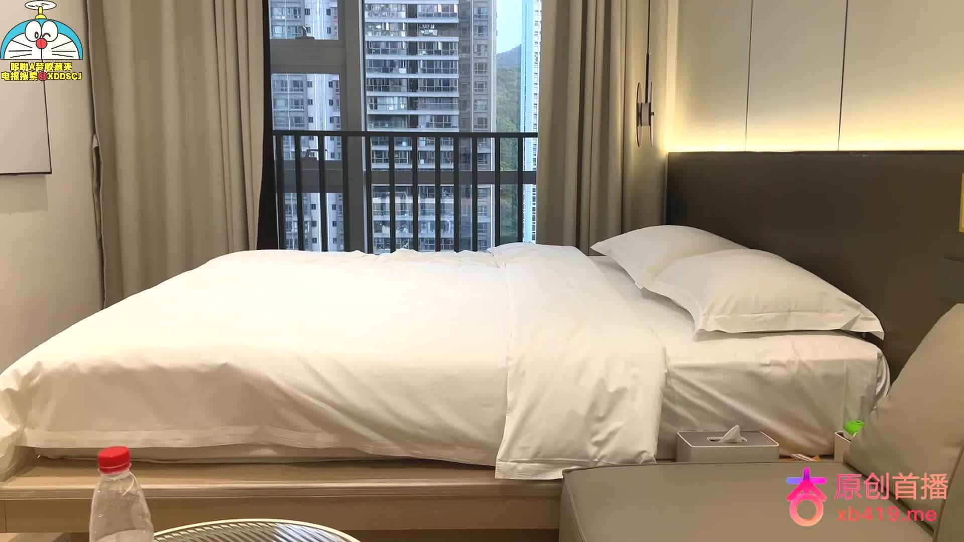 又软萌又有点御姐的眼镜妹子封面图