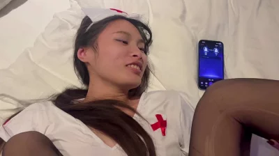 反差护士边挨操边给舔狗男打电话撩骚封面图