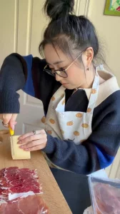 贤妻良母型少妇，眼镜反差婊，一日约会，逛超市下厨啪啪啪封面图