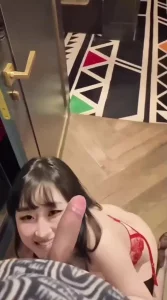 公司年会结束后被女同事勾引为了寻求刺激在酒店走廊操她骚逼封面图