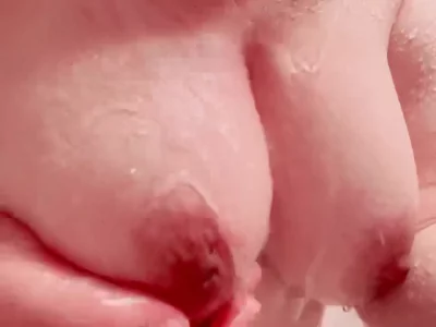 熟女美少妇洗澡大奶子封面图