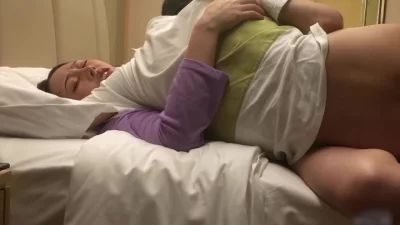 软磨硬泡强硬拿下少妇，一开始还装矜持不愿意，操进去太反差了，叫的比谁封面图