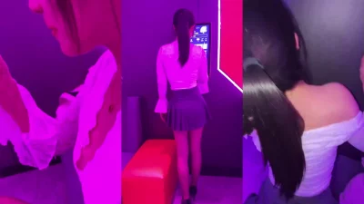 陪嫂子去KTV唱歌散心，玩嗨了嫂子放肆裸体，在包厢操起来了，服务员路封面图