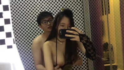 巨乳老婆！镜子面前难得被我抽插到高潮 一直娇喘封面图