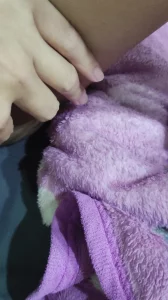 白虎川妹小全很主动，带妆自摸，主动求嗦奶（05已成年）封面图