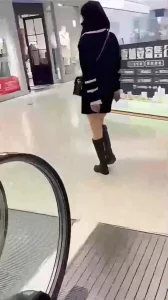 商场试衣间和美女偷情，干到中途有人来换衣服，差点被发现了！封面图