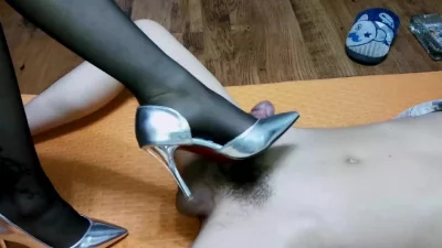 主人的高跟鞋和黑丝好看吗？把你的狗鸡巴踩废好不好！封面图