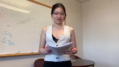 为了生活秘书不得不伺候老板封面图