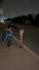 户外露出丝袜高跟封面图