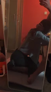 （原创）在外清纯，在内红边黑丝+小皮鞋，先跪着口在对镜后入极品封面图