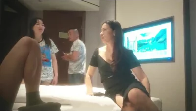 三对夫妻相约换妻，真就是人美逼受罪，结果见其中一个妹子年轻白嫩，另外封面图