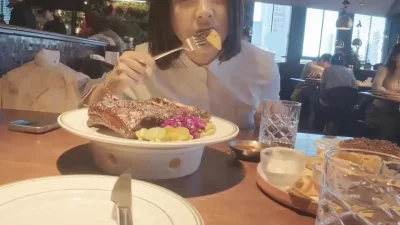 短发素人嫩妹，看着清纯可爱，第一次见被当母狗使用，母狗的粉穴猛夹主人封面图