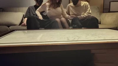 3P少妇约会篇，顶级E奶巨乳少妇，两个男人都无法满足，性欲望太强了封面图