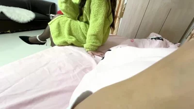 熟女黑丝嫂子，磨了好久嫂子终于愿意露脸吃鸡，舔的那叫一个认真啊！封面图