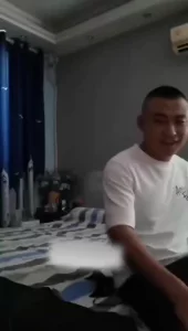 【自拍】和同学轮操离异少妇封面图