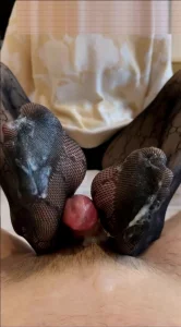 依依长腿骨感美足加上花纹黑丝网袜足交玩鸡巴吐奶-射了好多呀~封面图