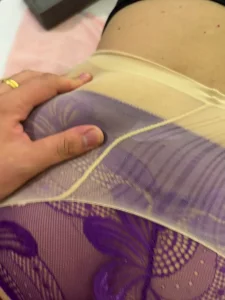 老公舍不得操她 带着开档肉丝来偷情封面图