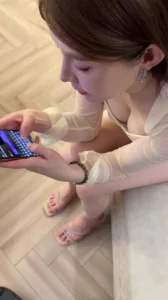 和我偷情的时候跟老公报备下封面图