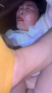 露脸车震熟女阿姨，水多肤白封面图