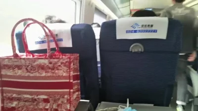 高铁上口交，旁边还有人路过封面图