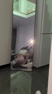 广州情侣 白丝蕾丝短袜骚逼精液射在屁股上封面图