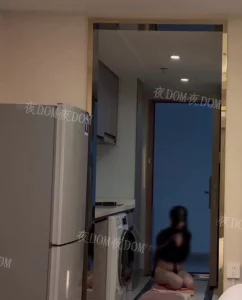 狗链拴着反绑双手勾引外卖小哥封面图