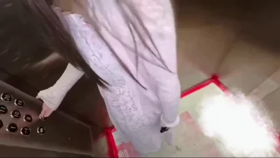 反差婊朱老师晚上趁着拿快递的时间偷偷跑到天台和情人约炮高清无水印原版封面图