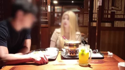 这妹子是真的骚的不行，因为男友没法满足自己！就出来约炮，“所以你有男封面图