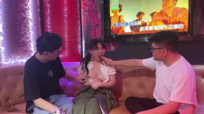 超火91淫荡反差眼镜妹 狼友专属定制KTV淫乱3P 跟着音乐艹着穴封面图